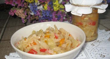 Kolorowa sałatka na zimę w białej misce oraz zamknietym słoiku