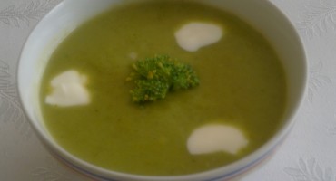 Zupa – krem  brokułowy w białej misce 