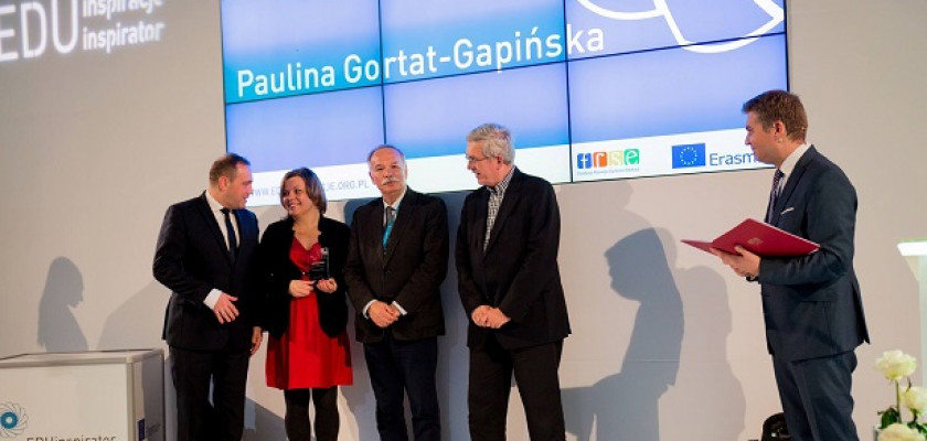 Zdjęcie przedstawia wręczenie nagrody Pani Paulinie Gortat-Gapińskiej w kategorii: Edukacja pozaformalna młodzieży