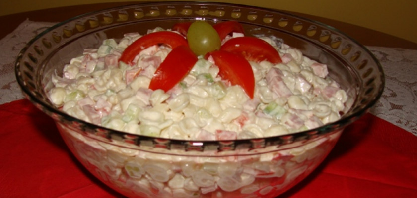 Zdjęcie gotowej sałatki makaronowej