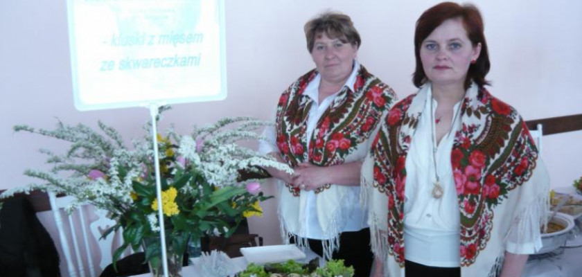 Zdjęcie przedstawia Jolantę Staszewską i Renatę Wlodarską na pokazie kulinarnym na Targach Rolnych AGROTECHNIKA