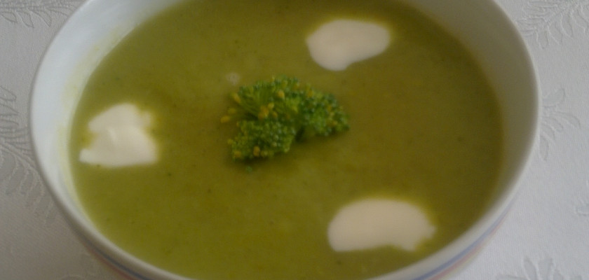 Zupa – krem  brokułowy w białej misce 