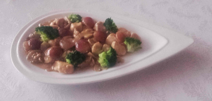 Zdjęcie przedstawia kurczak w winogronach i brokułami