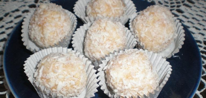 Zdjęcie przedstawia sześć trufli kokosowych na talerzyku