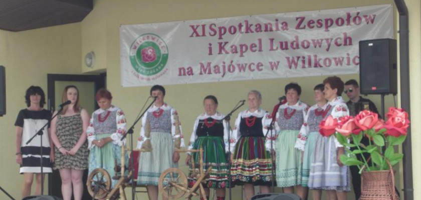 Zdjęcie przedstawia zespół ludowy podczas występu na majówce w Wilkowicach