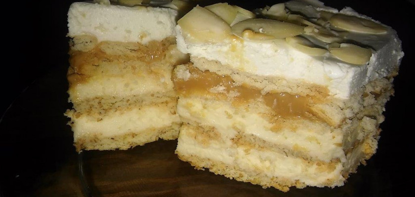 Zdjęcie przedstawia placek z ciastek 