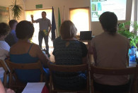 Zdjęcie przedstawia Profesora nadzwyczajnego Paweła K. Beresia podczas wykładu na temat zwalczania szkodników roślin rolniczych odbywającego na sali