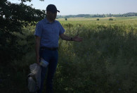 Zdjęcie przedstawia Profesora nadzwyczajnego Paweła K. Beresia podczas wykładu na temat zwalczania szkodników roślin rolniczych odbywającego się na polu