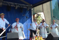 Zdjęcie przedstawia występ śpiewaczy: „Strzelce” i „Klonowianki”.