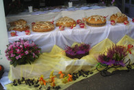 Zdjęcie przedstawia pięć bochenków chleba na stole