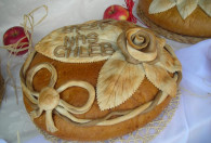 Zdjęcie przedstawia bochenek chleba z ozdobami