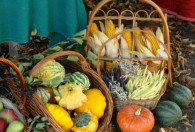 Zdjęcie przedstawia trzy koszyczki z warzywami, m.in. kukurydze, dynie, fasole