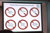 Zdjęcie przedstawia tablice z rzutem obrazu dotyczącego błędów w agrotechnice kukurydzy