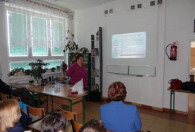 Zdjęcie przedstawia Panią Katarzynę Nowak podczas wykladu
