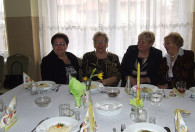 cztery kobiety przy stole podczas obchodów dnia kobiet