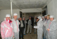 Zdjęcie przedstawia uczestników z Rawy Mazowieckiej wewnątrz budynku