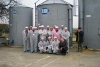 Zdjęcie przedstawia uczestników szkolenia z Białej Rawskiej przed silosami