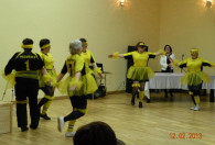 grupa ludzi w żółto czarnych strojach podczas występów