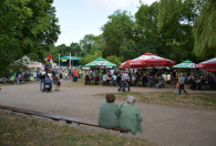 Zdjęcie przedstawia plac, na którym odbywa się Dzień Kiernozkiego Dzika