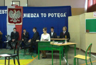 Zdjęcie przedstawia występ artystyczny młodzieży klasy pierwszej