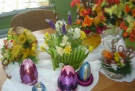 Zdjęcie przedstawia ozdobione jajka wielkanocne na stole