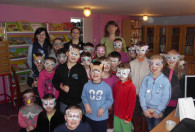 Uczestnicy szkolenia w Unikowie w własnoręcznie przygotowanych maskach