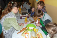Dzieci, uczestniczące w warsztatach przy wyrabianiu pączków