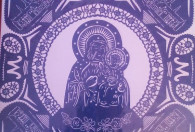 Zdjęcie przedstawia wycinankę z wizerunkiem Matki Boskiej