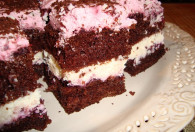 Zdjęcie przedstawia pięć kawałków ciasta porzeczkowego