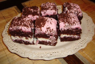Zdjęcie przedstawia sześć kawałków ciasta porzeczkowego