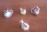 Zdjęcie przedstawia cztery kurczaki, wykonane na szydełku
