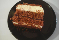 Zdjęcie przedstawia kawałek ciasta Karoliny na talerzyku